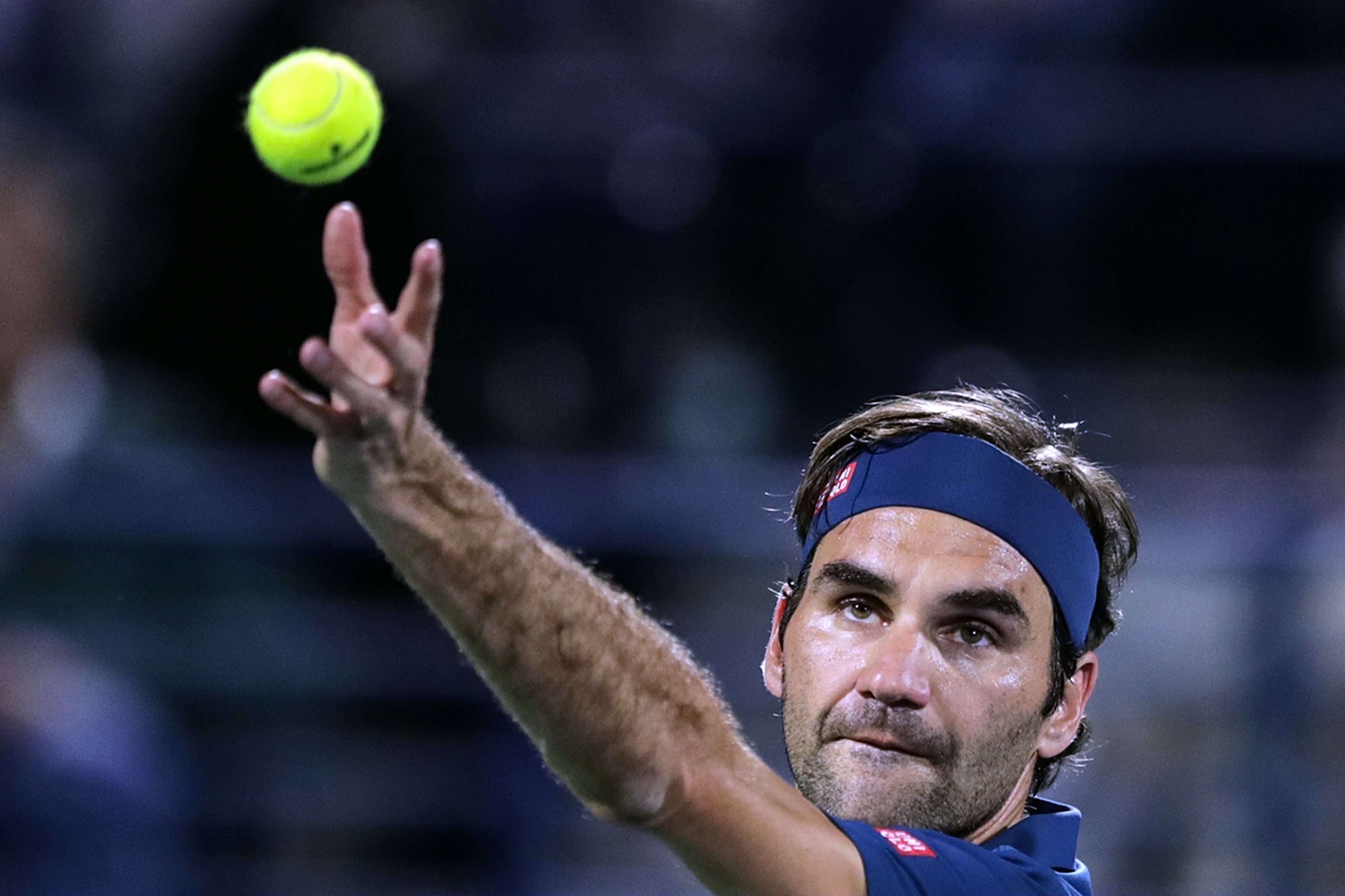 爱游戏-费德勒重返赛场，反败为胜首场状态出色，瑞士队观众沸腾！引发球迷热议(费德勒纳达尔)