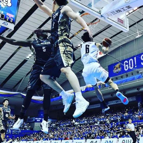 AYX- 詹姆斯在日本队比赛中败北,连败引发热议的是谁 