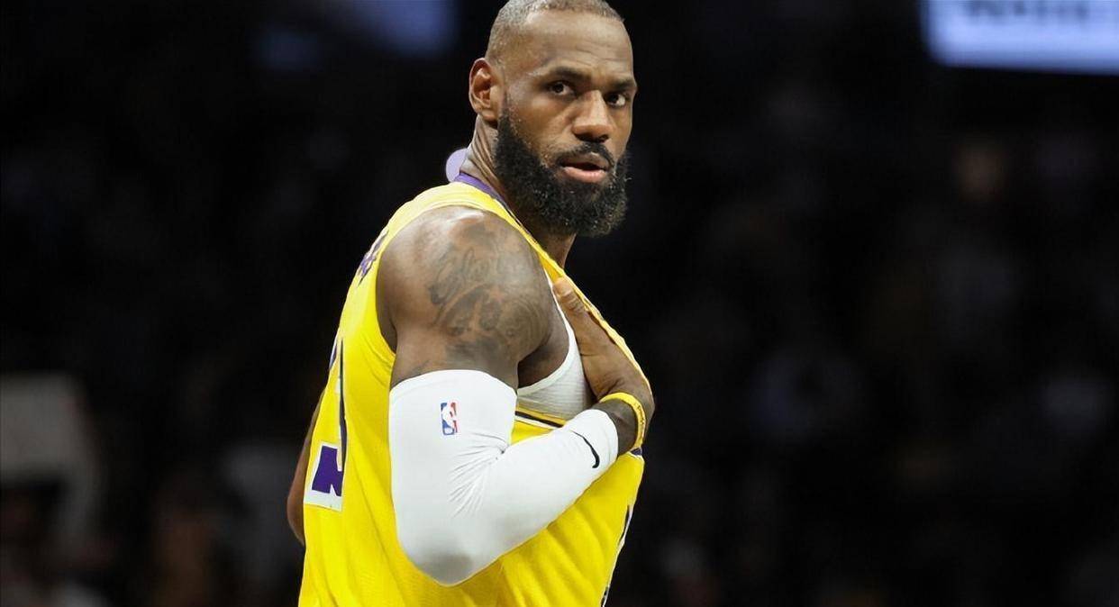 爱游戏体育-詹姆斯回归赛场，大胜首场状态亮眼，独行侠观众沸腾！的简单介绍